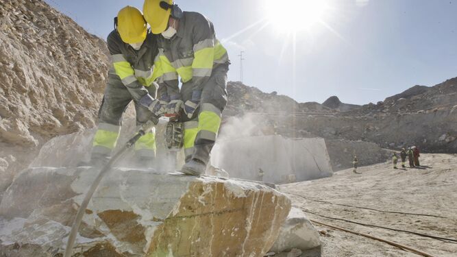 Trabajadores en la zona de las canteras de Macael, Almería, rica en mármol.