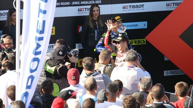 Álvaro Bautista, saludando a los aficionados en el Circuito de Jerez tras marcar la pole en el Mundial de Superbike.