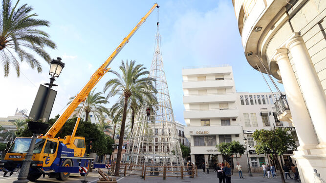 Instalación del árbol de Navidad en la plaza del Arenal.