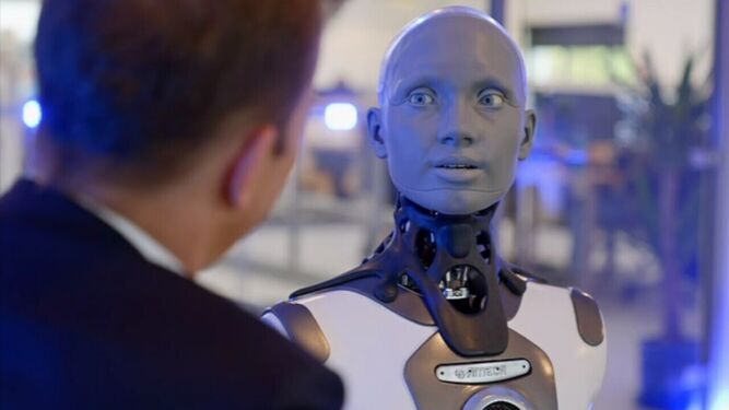 Un robot responde a través de procesos de inteligencia artificial