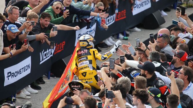 Álvaro Bautista celebra su victoria con los aficionados en la Carrera 2.
