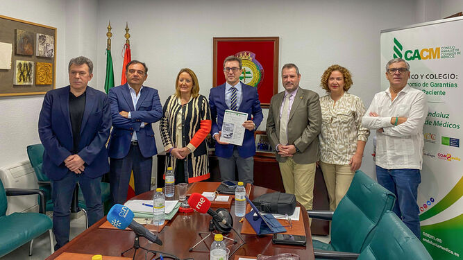 Los representantes de todas las asociaciones y sociedades científicas que forman el Foro Andaluz de Médicos de Atención Primaria, junto al presidente de la CACM.
