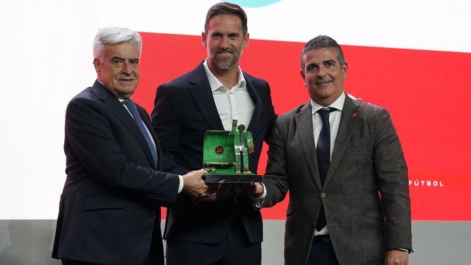 Abel Segovia recogió el premio Ramón Cobo a mejor entrenador de la temporada 22-23.