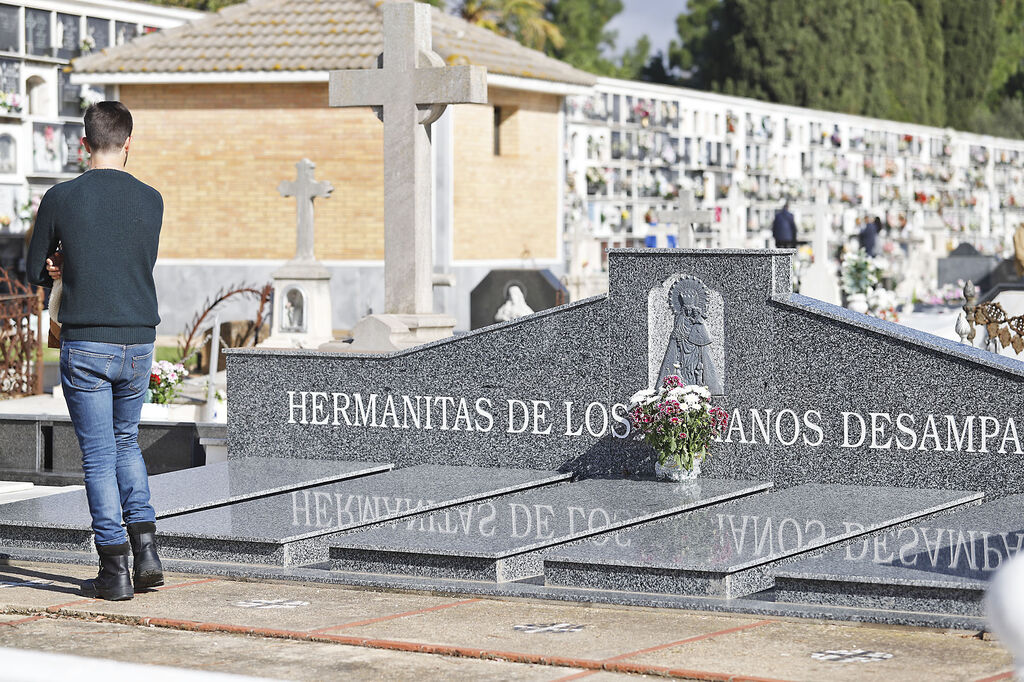 Im&aacute;genes del D&iacute;a de Todos los Santos en el cementerio de la Soledad de Huelva