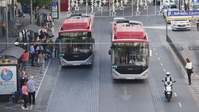 Dos autobuses urbanos por la plaza Esteve.