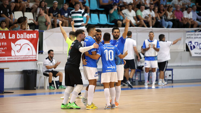 Los jugadores del Xerez Futsal celebran uno de sus goles esta temporada en el Ruiz-Mateos.