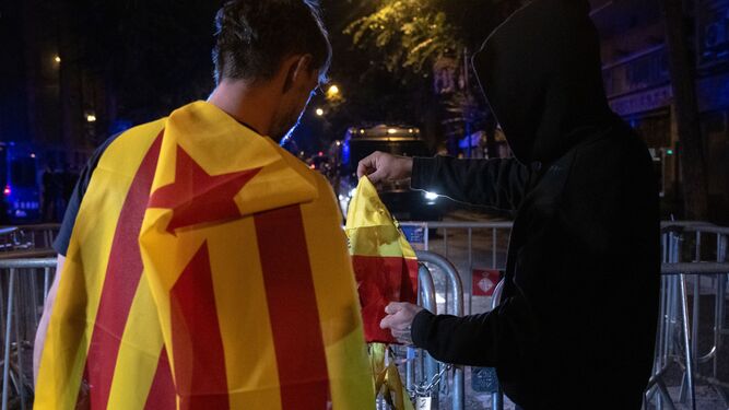 Independentistas queman una bandera de España en las manifestaciones del pasado primero de octubre.