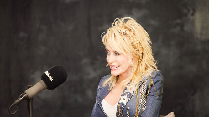 La cantante Dolly Parton se ha abierto en canal con Kelleigh Bannen en el programa de radio de Apple Music.