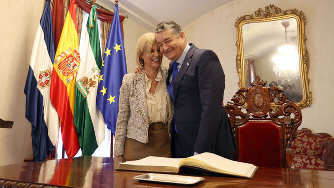 Antonio Sanz, en el salón noble del Ayuntamiento, junto a la alcaldesa tras firmar en el Libro de Honor.