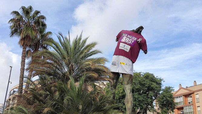 El Minotauro de Jerez ya luce la camiseta morada con el eslogan de este año: "Ser mujer ¡SOS!"