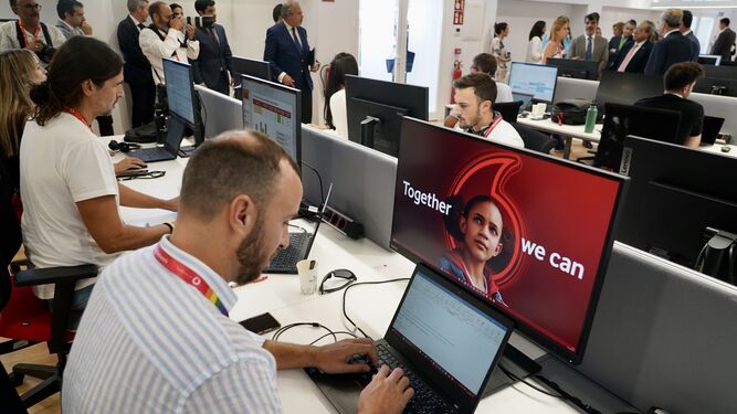 Trabajadores en el centro de innovación de Vodafone en Málaga.