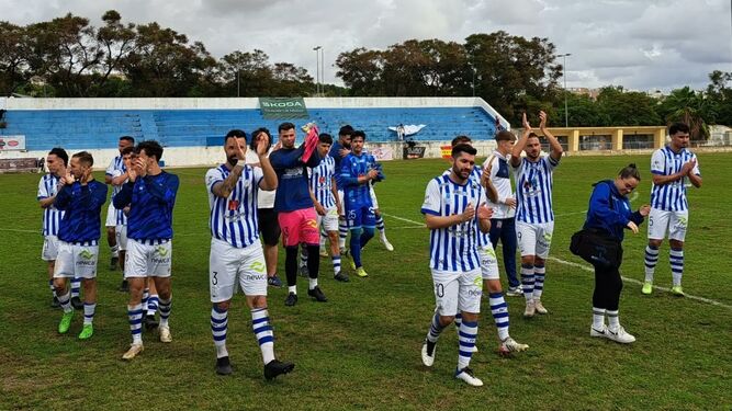 Los jugadores del Industrial aplauden a su afición tras ganar uno de sus encuentros en el Pedro Garrido.