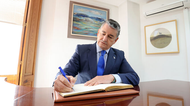 El consejero de Presidencia, Antonio Sanz, firmando en el libro de honor de Diario de Jerez.