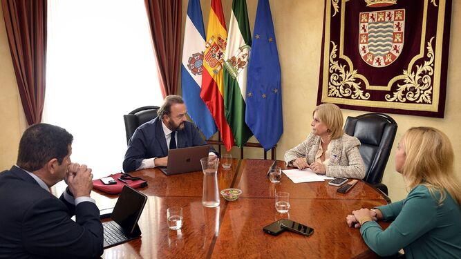Responsables municipales y de Espirituosos España, durante el encuentro para la firma del nuevo convenio