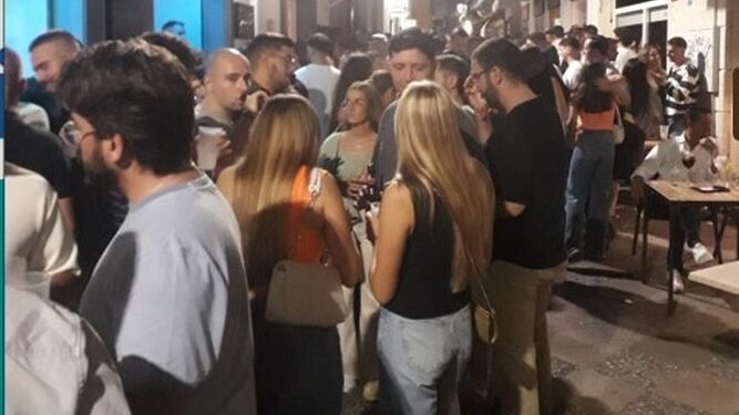 Aglomeración de jóvenes en los bares de Algarve esquina con Remedios un fin de semana.
