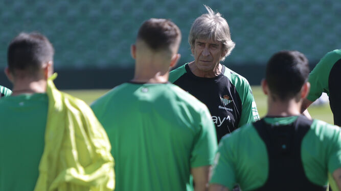 Manuel Pellegrini se dirige a sus jugadores en un entrenamiento en el Benito Villamarín.