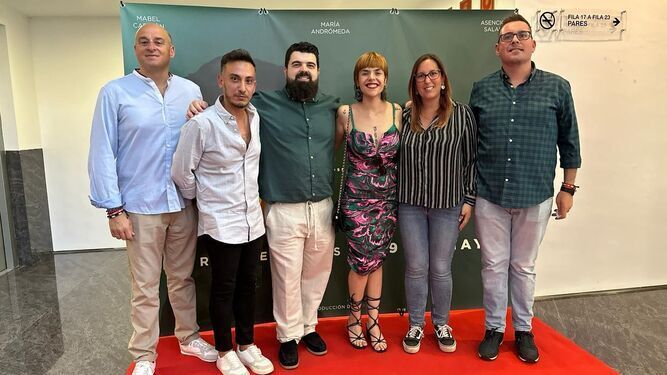 Concejales del PSOE, con el director José Manuel Rebollo y parte del equipo de la película, durante el estreno en el teatro municipal de El Puerto.