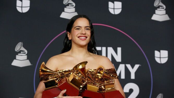 Rosalía posando con sus premios Grammy Latinos