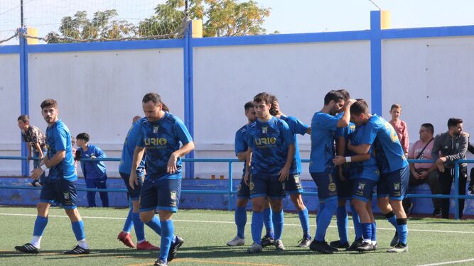 Los jugadores del Guadalcacín celebran uno de los goles al San Bernardo.