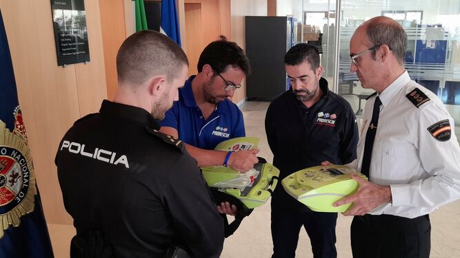 Personal de la empresa ProRescue entregando los desfibriladores en la comisaría de la Policía Nacional de Jerez