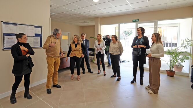 Representantes de la Fundación “la Caixa” y de Proyecto Hombre en la nueva sede de Jerez