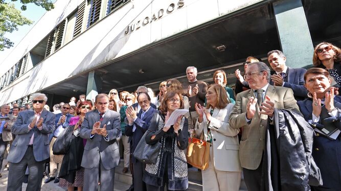 Representantes del colectivo judicial de Jerez, a las puertas de los juzgados de García Figueras tras leerse el comunicado.