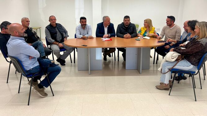Ruiz Boix y Mamen Sánchez, durante la reunión con los cuatro alcaldes socialistas de las pedanías de Jerez