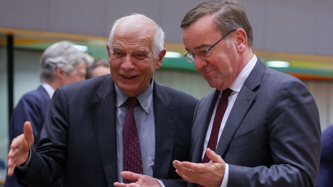 Josep Borrel y Boris Pistorius en el Consejo de ministros de defensa de la Unión Europea.