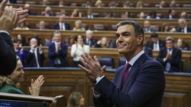 Pedro Sánchez aplaude a su grupo parlamentario tras su intervención