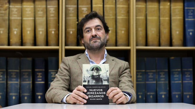Manuel Romero Bejarano posa con su nuevo libro.