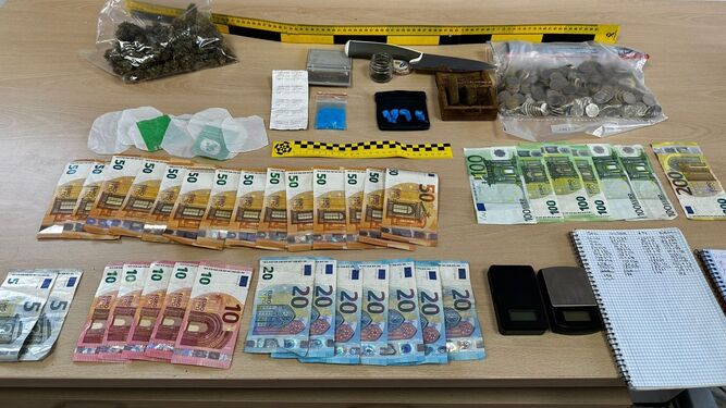 La droga y el dinero intervenido por la Guardia Civil.