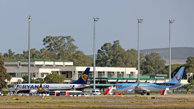 Aviones de Tui y Ryanair en la pista del aeródromo jerezano.