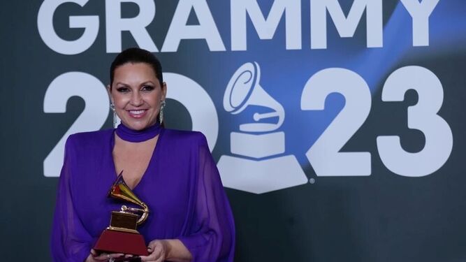 Niña Pastori, muestra feliz su premio Grammy Latino.