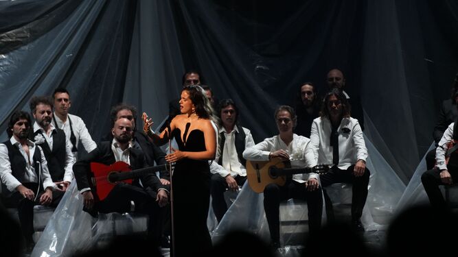 La cantante Rosalía interpreta 'Se nos rompió el amor' en la apertura de la gala de entrega de los Latin Grammy 2023.