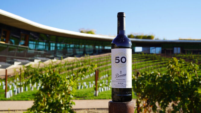 Beronia Reserva 50 Aniversario junto al viñedo de la bodega en Rioja Alta.