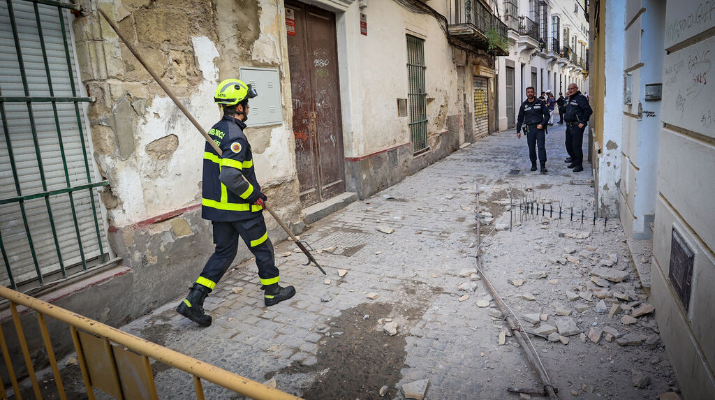 Herida una mujer al caerle una antena de una obra en Jerez