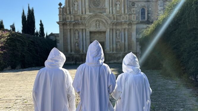 Tres Hermanas de Belén ante la fachada del monasterio de la Cartuja.