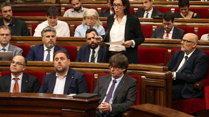 Puigdemont y Marta Rovira, en el Parlamento catalán en 2017