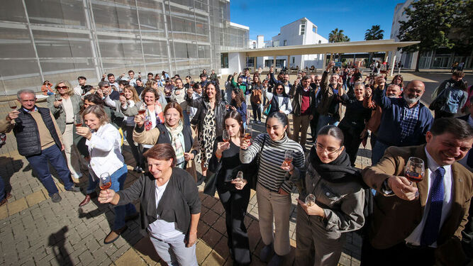 Brindis con jerez por el Día Mundial del Enoturismo durante la inauguración de la Cátedra del Vino en el campus de Jerez.