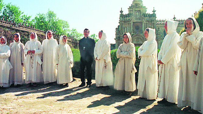 Imagen de unas recién llegadas hermanas de Belén en 2002, junto al entonces obispo Juan del Río.