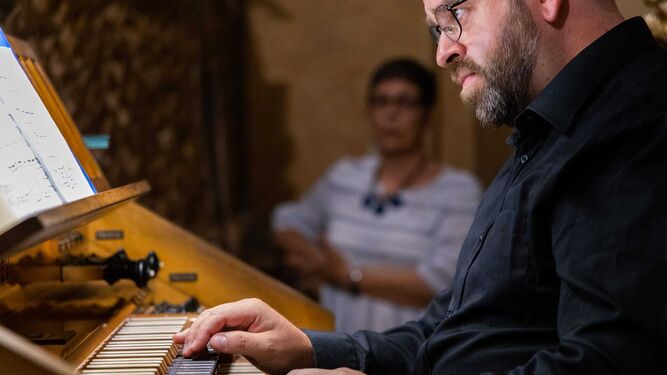 El organista titular de la Basílica de San Pablo Extramuros del Vaticano, Christian Almada.
