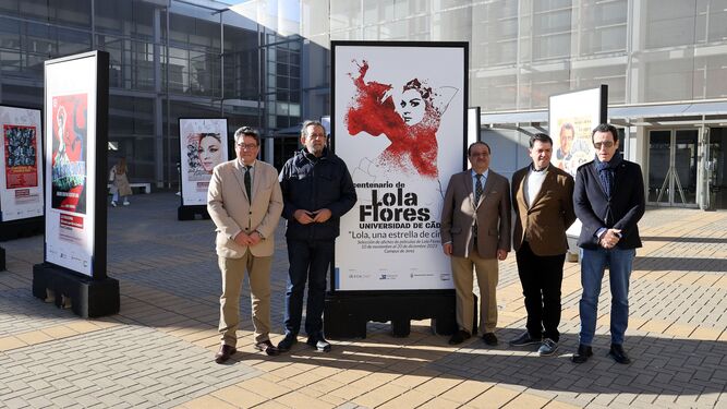 Un instante de la inauguración en el Campus de Jerez de la exposición del Centenario de Lola Flores