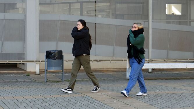 Dos alumnas de la UCA del Campus de Jerez caminando abrigadas por el frío