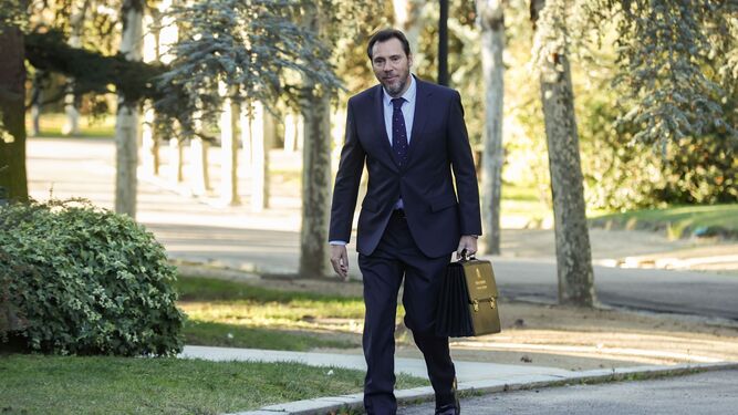 El ministro de Transporte y Movilidad Sostenible, Óscar Puente, a su llegada ese miércoles al Palacio de La Moncloa para asistir al primer Consejo de Ministros del nuevo gabinete de Pedro Sánchez.