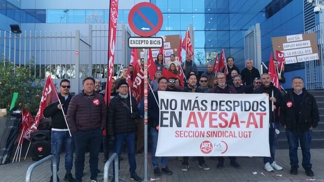 Trabajadores de Ayesa concentrados en la puerta de la sede de la compañía en Sevilla