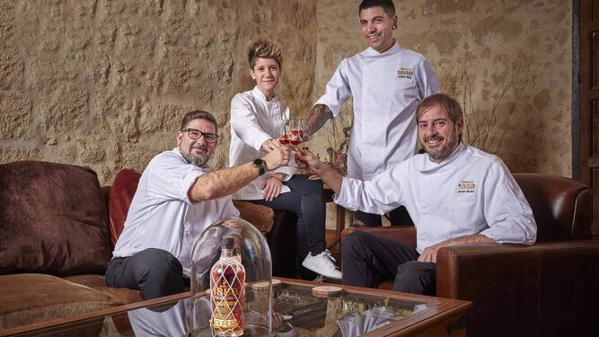 Javier Muñoz, el 'chef del sherry', junto a Dani García, Vicky Sevilla y Julen Baz en la presentación en Jerez de 'Momentos Únicos by Brugal 1888'.