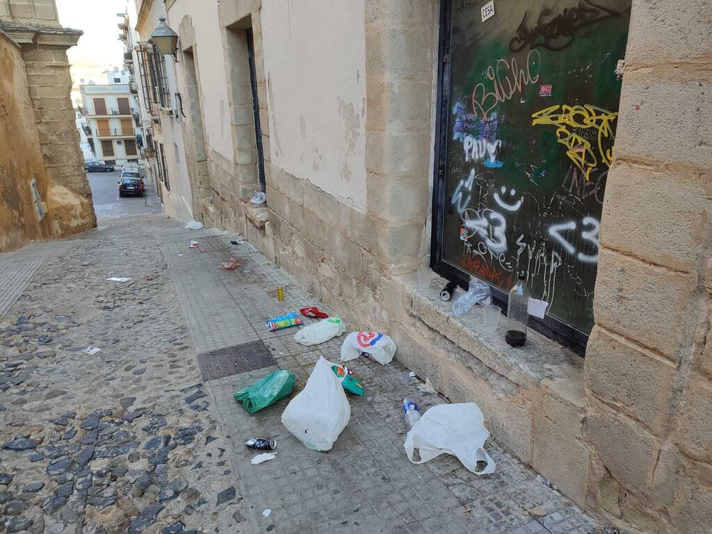 Denuncian botellones y suciedad en la Alameda Vieja y el entorno de la Catedral de Jerez