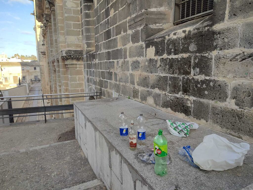 Denuncian botellones y suciedad en la Alameda Vieja y el entorno de la Catedral de Jerez
