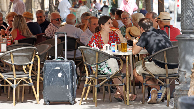 Un grupo de turistas en una terraza del centro de Jerez.