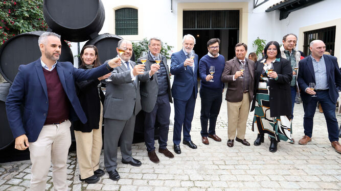 Brindis tras la presentación de los nuevos vinos de Cayetano del Pino.